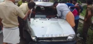 നിയന്ത്രണം വിട്ട കാർ തട്ടുകടയിലേക്ക് ഇടിച്ച് കയറി; കടയുടമയ്ക്ക് അടക്കം പരിക്ക്