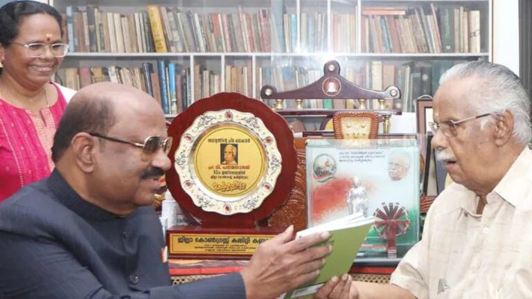 ടി.പത്മനാഭന്റെ വീട്ടില്‍ ബംഗാള്‍ മധുരവുമായി ഗവര്‍ണര്‍ എത്തി; കൈകൂപ്പി സ്വീകരിച്ച് കഥാകാരന്‍