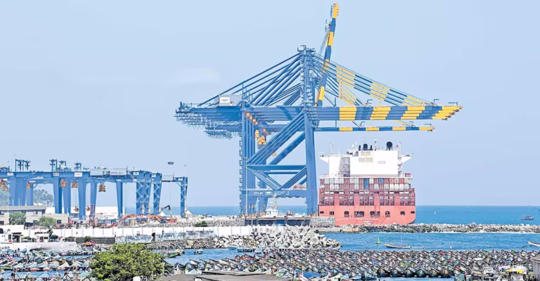 സ്വകാര്യ ഭൂമി ഏറ്റെടുക്കില്ല; വിഴിഞ്ഞം തുറമുഖത്തിന്റെ വികസനത്തിന് ഭൂമി കണ്ടെത്തുക കടൽ നികത്തി